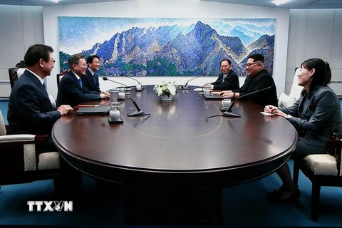 Tổng thống Hàn Quốc Moon Jae-in (thứ 2, trái) và Nhà lãnh đạo Triều Tiên Kim Jong-un (thứ 2, phải) hội đàm ở Nhà Hòa bình thuộc làng đình chiến Panmunjom. (Nguồn: THX/TTXVN)