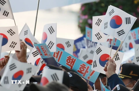 Các cựu chiến binh Hàn Quốc vẫy quốc kỳ chào đón Hội nghị thượng đỉnh liên Triều. (Nguồn: YONHAP/TTXVN)
