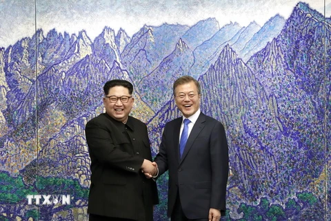 Tổng thống Hàn Quốc Moon Jae-in (phải) và nhà lãnh đạo Triều Tiên Kim Jong-un tại cuộc hội đàm ở làng đình chiến Panmunjom. (Nguồn: Yonhap/TTXVN)