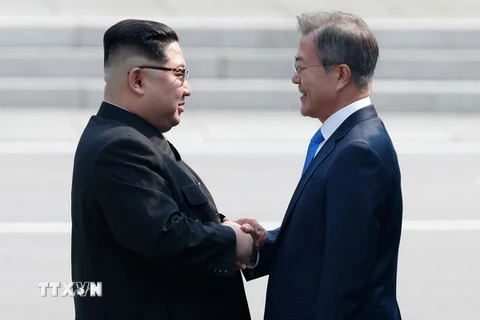 Tổng thống Hàn Quốc Moon Jae-in (phải) và Nhà lãnh đạo Triều Tiên Kim Jong-un bắt tay hữu nghị tại làng đình chiến Panmunjom. (Nguồn: EPA/TTXVN)