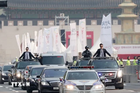 Đoàn xe hộ tống Tổng thống Hàn Quốc Moon Jae-in cùng các quan chức cấp cao tới làng đình chiến Panmunjom dự Hội nghị thượng đỉnh liên Triều. (Nguồn: YONHAP/TTXVN)