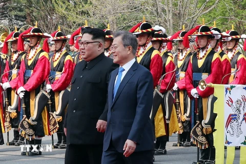 Tổng thống Hàn Quốc Moon Jae-in (phải) và Nhà lãnh đạo Triều Tiên Kim Jong-un (trái) duyệt đội danh dự tại quảng trường ở làng đình chiến Panmunjom. (Nguồn: AFP/TTXVN)