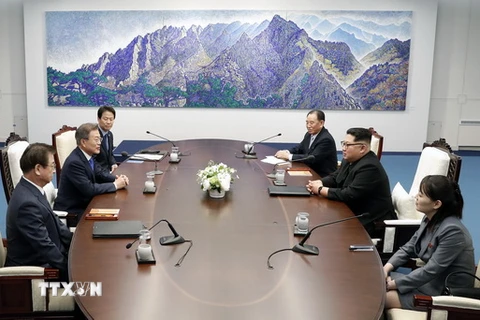 Tổng thống Hàn Quốc Moon Jae-in (thứ 2, trái) và nhà lãnh đạo Triều Tiên Kim Jong-un (thứ 2, phải) tại cuộc hội đàm ở Panmunjom sáng 27/4. (Nguồn: THX/TTXVN)