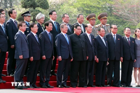 Tổng thống Hàn Quốc Moon Jae-in và Nhà lãnh đạo Triều Tiên Kim Jong-un cùng các quan chức và trợ lý cấp cao hai nước chụp ảnh lưu niệm tại quảng trường ở làng đình chiến Panmunjom. (Nguồn: YONHAP/TTXVN)