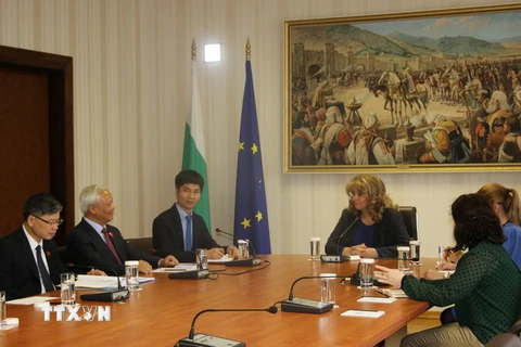 Phó Chủ tịch Quốc hội Uông Chu Lưu gặp Phó Tổng thống Bulgaria Iliana Yotova. (Ảnh: Công Thuận/TTXVN)