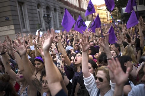 Người dân Tây Ban nha biểu tình phản đối việc tòa án giảm nhẹ tội cho năm đối tượng tấn công tình dục tập thể. (Nguồn: AP)