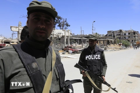 Các lực lượng Syria tuần tra tại ngoại ô Damascus. (Nguồn: AFP/TTXVN)