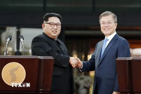 Nhà lãnh đạo Triều Tiên Kim Jong-un (trái) và Tổng thống Moon Jae-in trong cuộc gặp ở Panmunjom. (Nguồn: Kyodo/TTXVN)