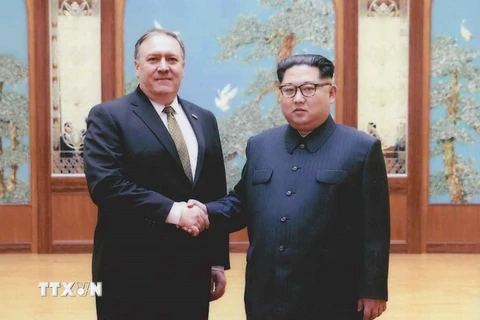 Tân Ngoại trưởng Mỹ Mike Pompeo (trái) và nhà lãnh đạo Triều Tiên Kim Jong-un tại cuộc gặp ở Bình Nhưỡng ngày 26/4. (Nguồn: Yonhap/TTXVN)