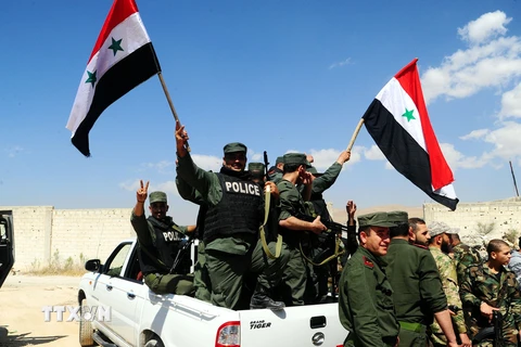 Cảnh sát Syria tiến vào khu vực Douma, phía đông thủ đô Damascus, Syria. (Nguồn: THX/TTXVN)
