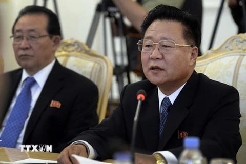 Phó Chủ tịch đảng Lao động Triều Tiên Choe Ryong-Hae (phải). (Nguồn: AFP/TTXVN)