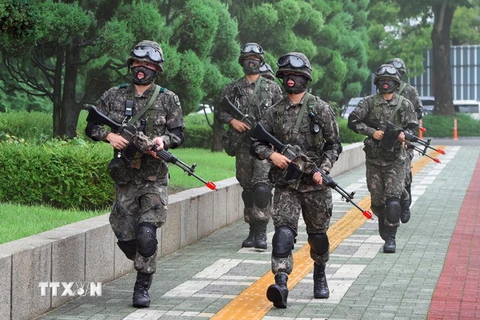 Binh sỹ Hàn Quốc tham gia cuộc tập trận chống khủng bố ở Seoul. (Nguồn: AFP/TTXVN)