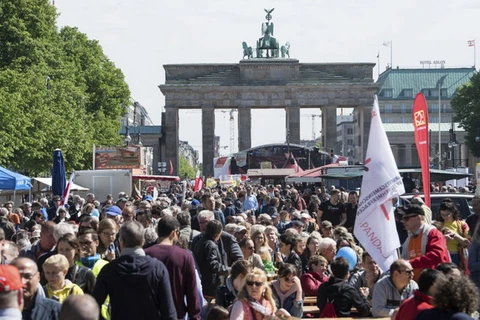 Diễu hành kỷ niệm Ngày Quốc tế lao động tại Cổng thành Brandenburg. (Nguồn: AP)