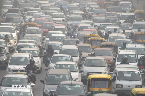 Khí thải phát ra từ các phương tiện giao thông gây ô nhiễm bầu không khí ở New Delhi, Ấn Độ. (Nguồn: AFP/TTXVN)