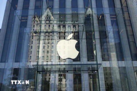 Biểu tượng Apple tại một cửa hàng ở New York, Mỹ. (Nguồn: AFP/TTXVN)