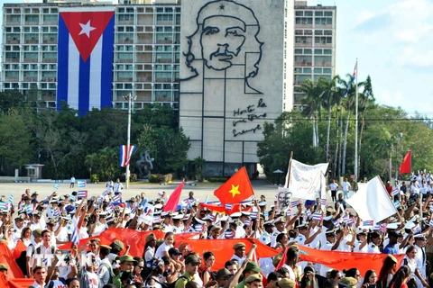 Quốc kỳ Việt Nam và hình ảnh Chủ tịch Hồ Chí Minh cũng in dấu ấn trong cuộc tuần hành 1/5 tại Cuba. (Ảnh: Lê Hà/TTXVN)