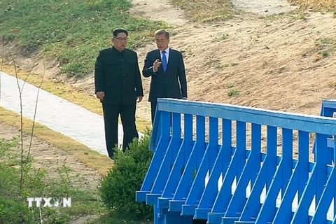 Tổng thống Hàn Quốc Moon Jae-in (phải) và nhà lãnh đạo Triều Tiên Kim Jong-un cùng đi bộ tại làng đình chiến Panmunjom. (Nguồn: Yonhap/TTXVN)