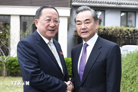 Ngoại trưởng Trung Quốc Vương Nghị (phải) tiếp Ngoại trưởng Triều Tiên Ri Yong Ho trong chuyến thăm Bắc Kinh ngày 3/4. (Nguồn: THX/TTXVN)