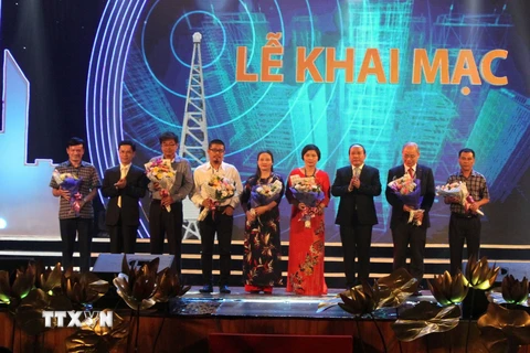 Tặng hoa cho Ban giám khảo tham gia chấm thi tại Liên hoan phát thanh toàn quốc lần thứ XIII. (Ảnh: Tá Chuyên/TTXVN)