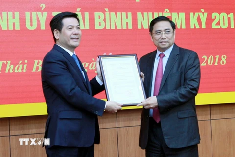 Trưởng Ban Tổ chức Trung ương Phạm Minh Chính (phải) trao quyết định cho ông Nguyễn Hồng Diên. (Ảnh: Thế Duyệt/TTXVN)