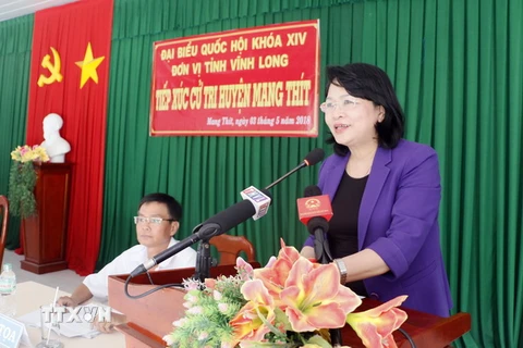 Phó Chủ tịch nước Đặng Thị Ngọc Thịnh phát biểu tại buổi tiếp xúc cử tri huyện Mang Thít, tỉnh Vĩnh Long. (Ảnh: Phạm Minh Tuấn/TTXVN)