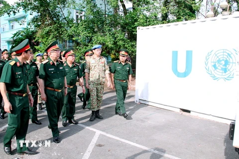 Thượng tướng Nguyễn Chí Vịnh kiểm tra trang thiết bị mà Bệnh viện dã chiến sẽ mang theo tới Nam Sudan. (Ảnh: Đinh Hằng/TTXVN)