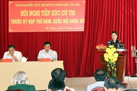 Chủ tịch Quốc hội Nguyễn Thị Kim Ngân phát biểu tại buổi tiếp xúc cử tri xã Mỹ Khánh, huyện Phong Điền. (Ảnh: Trọng Đức/TTXVN)