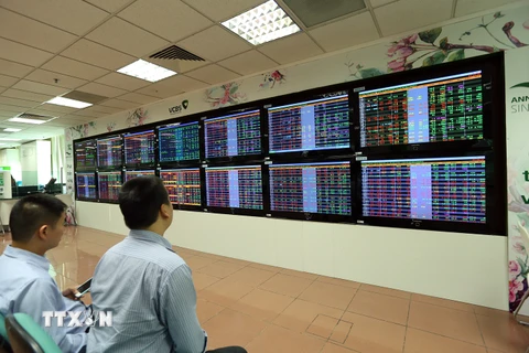 Nhà đầu tư theo dõi giao dịch tại sàn giao dịch Công ty Chứng khoán Vietcombank. (Ảnh: Tuấn Anh/TTXVN)