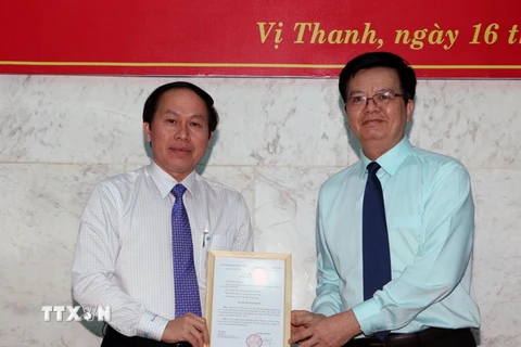 Ông Mai Văn Chính, Phó Trưởng ban Tổ chức Trung ương, trao quyết định của Ban Bí thư về công tác cán bộ cho ông Lê Tiến Châu. (Ảnh: Duy Khương/TTXVN)