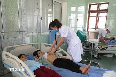 Các bác sỹ Trung tâm Y tế huyện Ba Chẽ đang thăm, kiểm tra tình hình sức khỏe các bệnh nhân. (Ảnh: Trung Nguyên/TTXVN)