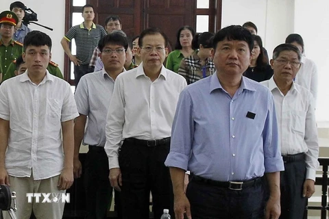 Bị cáo Đinh La Thăng (trước bên phải), nguyên Chủ tịch Hội đồng thành viên PVN và các bị cáo tại phiên tòa. (Ảnh: Văn Điệp/TTXVN)