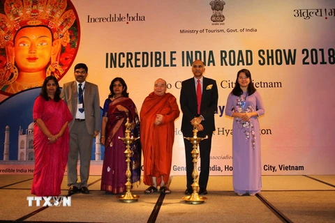 Bà Rashmi Vera, Thứ trưởng Bộ Du lịch Ấn Độ (thứ ba, từ trái sang) cùng các đại biểu dự chương trình xúc tiến du lịch Ấn Độ Kỳ Thú - 2018. (Ảnh: Thanh Vũ/TTXVN)