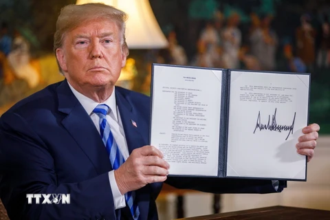 Tổng thống Mỹ Donald Trump xác nhận đã ký Bản ghi nhớ về việc rút Mỹ khỏi JCPOA tại Nhà Trắng ở Washington DC. (Nguồn: THX/TTXVN)