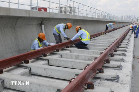Công nhân thi công trên công trường tuyến metro số 1 (Bến Thành-Suối Tiên). (Ảnh: Hoàng Hải/TTXVN)