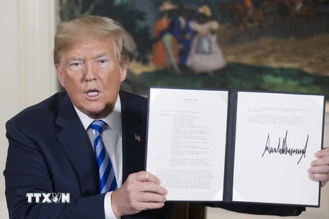 Tổng thống Mỹ Donald Trump giơ Bản ghi nhớ về việc rút Mỹ khỏi JCPOA. (Nguồn: EPA/TTXVN)