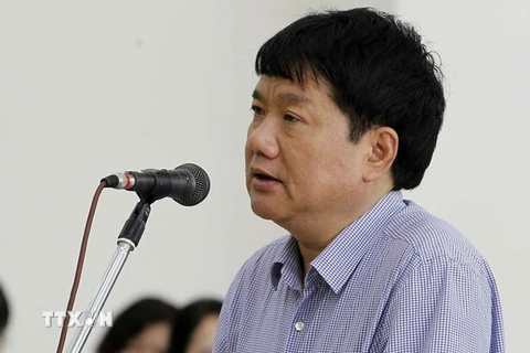 Bị cáo Đinh La Thăng, nguyên Chủ tịch Hội đồng Quản trị PVN trả lời trước Hội đồng xét xử. (Ảnh: Văn Điệp/TTXVN)