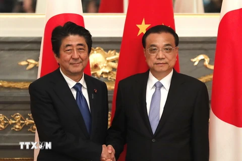 Thủ tướng Nhật Bản Shinzo Abe (trái) trong cuộc hội đàm với người đồng cấp Trung Quốc Lý Khắc Cường bên lề Hội nghị thượng đỉnh ba bên Nhật-Trung-Hàn. (Nguồn: AFP/TTXVN)