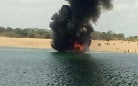 Chiếc tàu bốc cháy khi đang di chuyển trên sông Godavari. (Nguồn: newindianexpress.com)