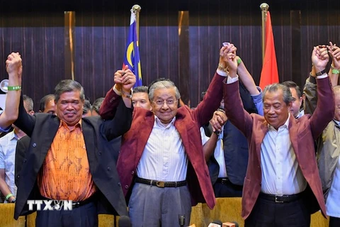 Ông Mahathir Mohamad (giữa) tại cuộc họp báo ở Selangor, Malaysia, ngày 10/5. (Nguồn: THX/TTXVN)