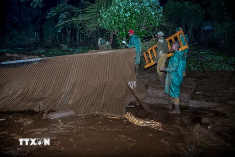 Tìm kiếm nạn nhân tại hiện trường vụ vỡ đập do mưa lớn ở Solai, Kenya. (Nguồn: AFP/TTXVN)