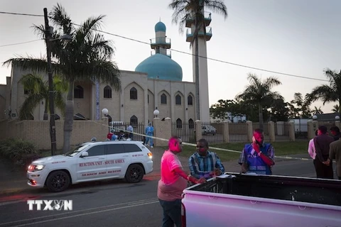 Cảnh sát điều tra tại hiện trường vụ tấn công đền thờ Imam Hussain. (Nguồn: EPA/TTXVN)
