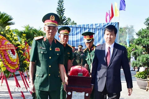 Lễ truy điệu và an táng 11 hài cốt liệt sỹ quân tình nguyện và chuyên gia Việt Nam hy sinh tại chiến trường Lào. (Ảnh: Quốc Việt/TTXVN)