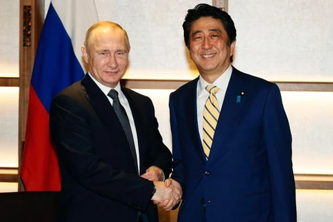 Tổng thống Nga Vladimir Putin và Thủ tướng Nhật Bản Shinzo Abe. (Nguồn: CNN)