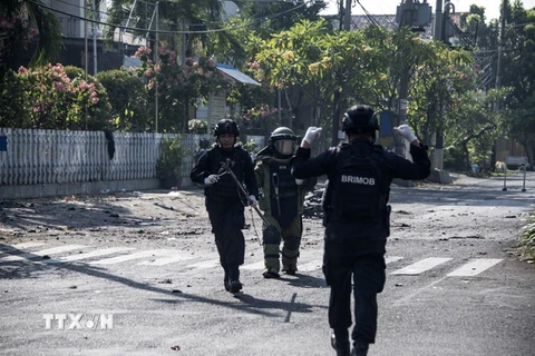 Cảnh sát Indonesia điều tra tại hiện trường vụ đánh bom. (Nguồn: AFP/TTXVN)