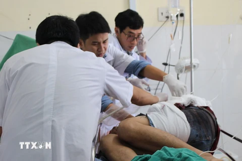 Các nạn nhân được cấp cứu tại Bệnh viện Đa khoa tỉnh Khánh Hòa. (Ảnh: Phan Sáu/TTXVN)