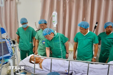 Chủ tịch Ủy ban nhân dân Thành phố Hồ Chí Minh Nguyễn Thành Phong thăm ''hiệp sỹ'' Trần Văn Hoàng tại Bệnh viện Nhân dân 115. (Ảnh: Đinh Hằng/TTXVN)