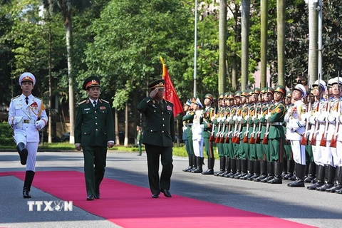 Thượng tướng Phan Văn Giang và Thượng tướng Suvon Luongbunmi duyệt đội danh dự. (Ảnh: Dương Giang/TTXVN)