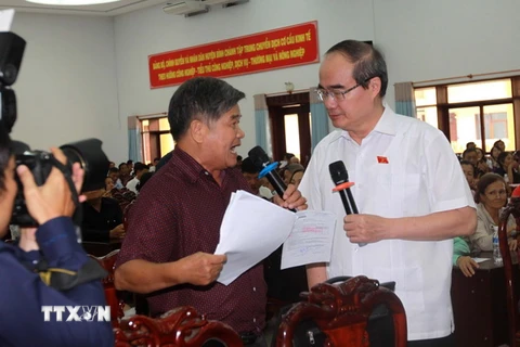 Bí thư Thành ủy Nguyễn Thiện Nhân tiếp xúc cử tri huyện Bình Chánh. (Ảnh: Thanh Vũ/TTXVN)
