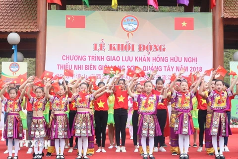 Thanh thiếu nhi Lạng Sơn và Quảng Tây cùng tham gia biểu diễn văn nghệ tại buổi lễ. (Ảnh: Ngọc Tùng/TTXVN)