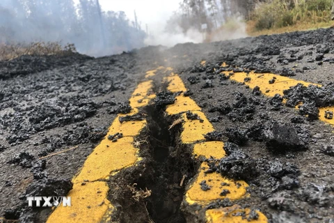 Đất đá và tro bụi do núi lửa Kilauea phun trào bao phủ đường phố ở Leilani, Hawaii. (Nguồn: THX/TTXVN)